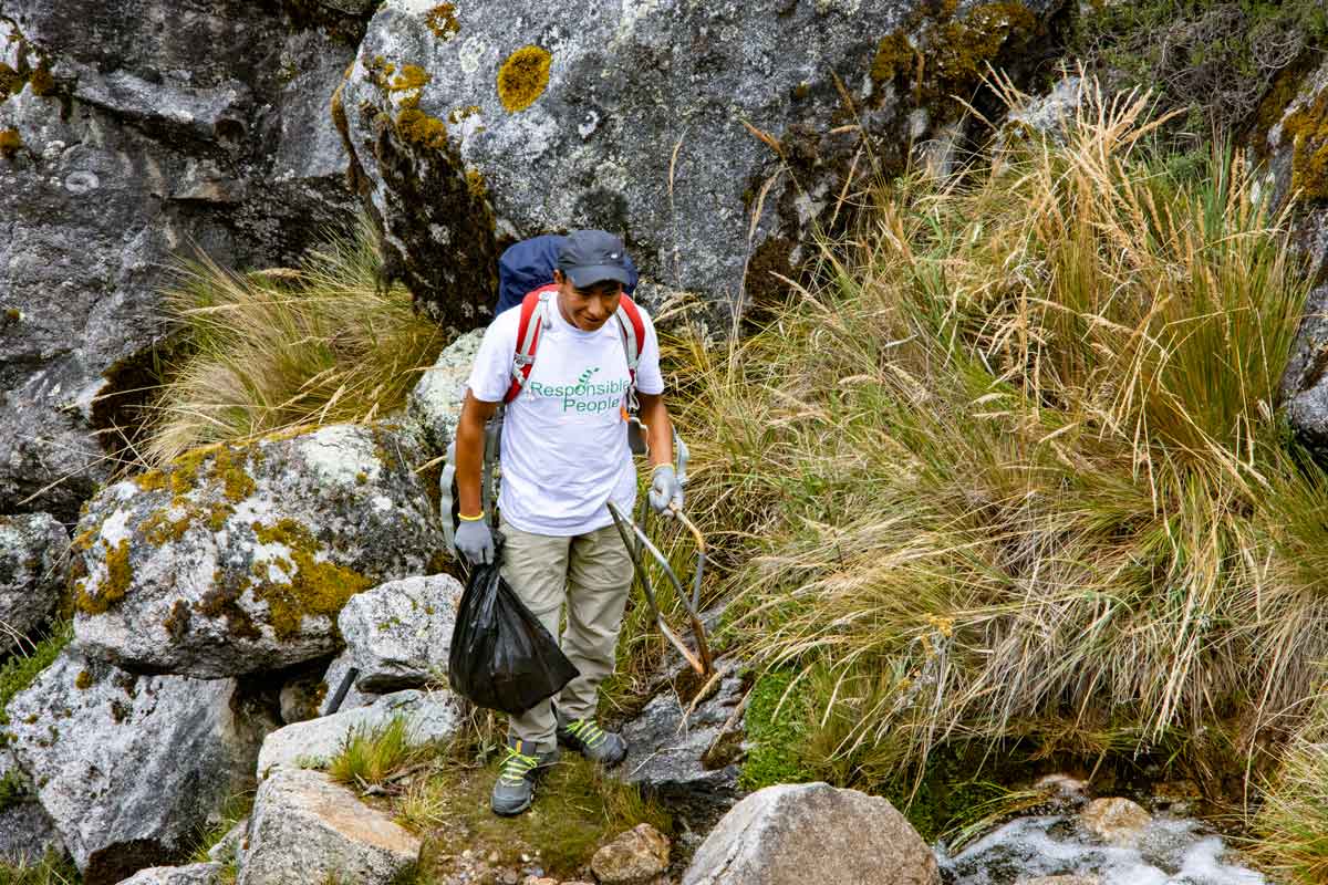 Trail cleanup volunteers Peru